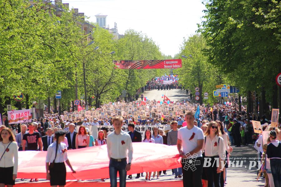 По центральному проспекту Великих Лук прошёл  «Бессмертный полк» (0+) (ФОТО)
