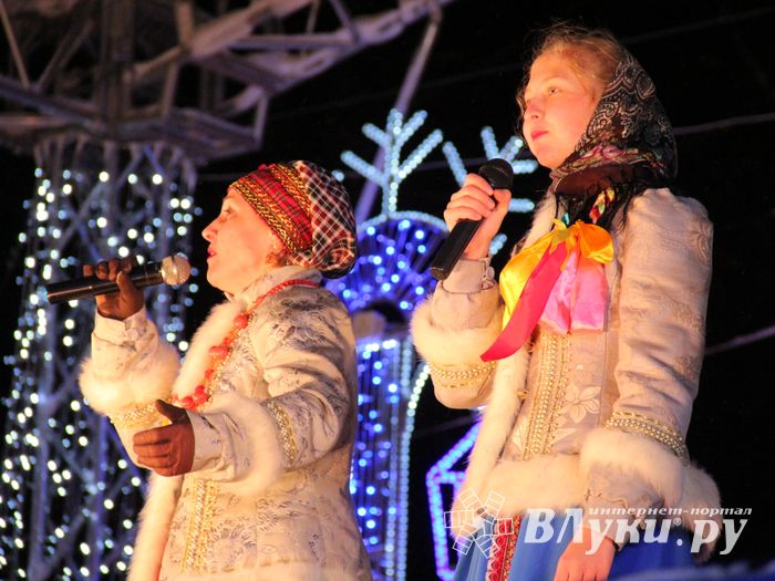 В Великих Луках зажгли Ёлку (ФОТО)