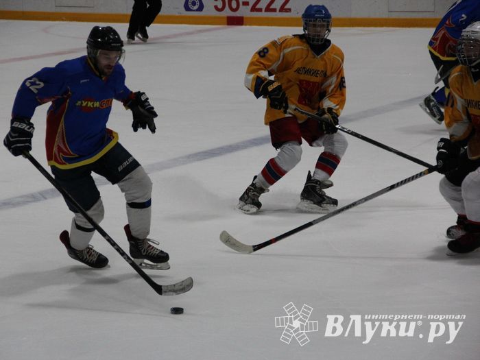 Великолукские хоккейные клубы провели матч в рамках чемпионата города (ФОТО)