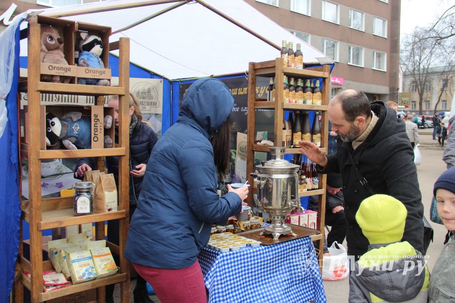 В Великих Луках прошла универсальная ярмарка «Весна-2019» (ФОТО)