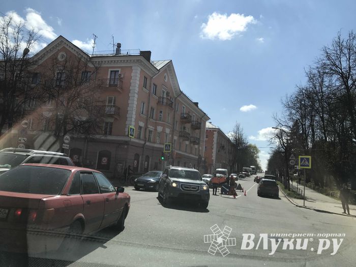 На Октябрьском обновляют «зебры», движение временно затруднено (ФОТО)
