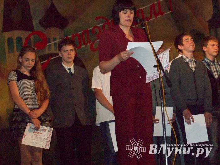 Великолукская школа № 2 торжественно подвела итоги года 