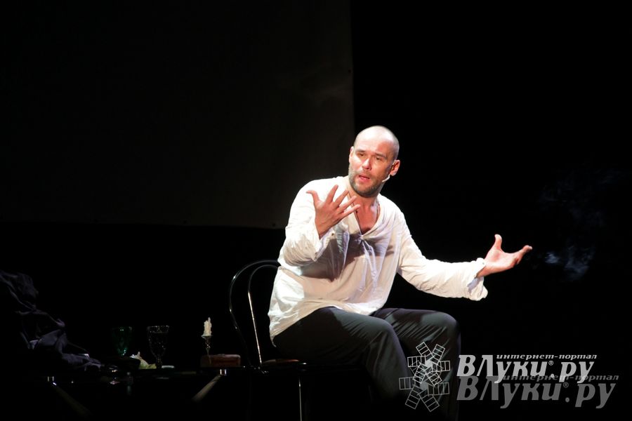 Максим Аверин выступил в Великих Луках с моноспектаклем (фото)