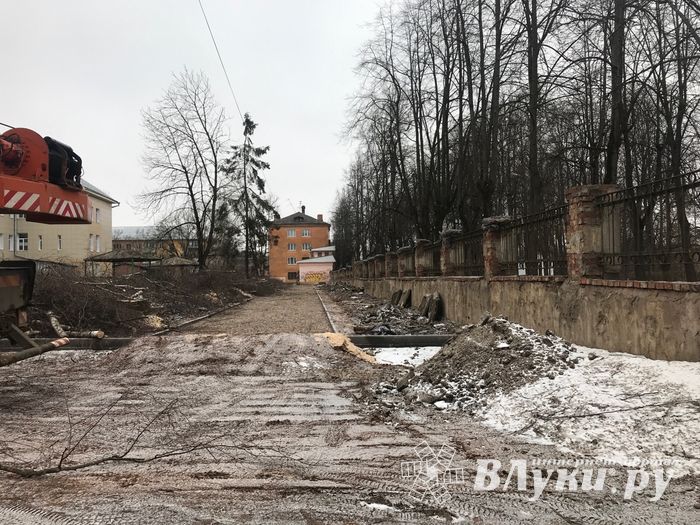 В Великих Луках приводят в порядок территорию Хирургического корпуса больницы (ФОТО)