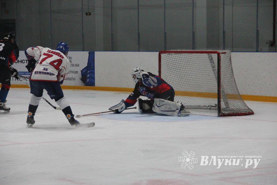 Две победы у великолукских хоккейных команд (ФОТО)