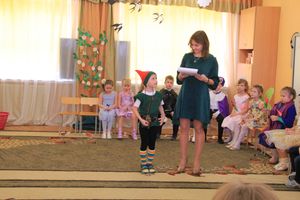 Юные великолучане поздравили мам и бабушек с помощью Золушки (ФОТО)