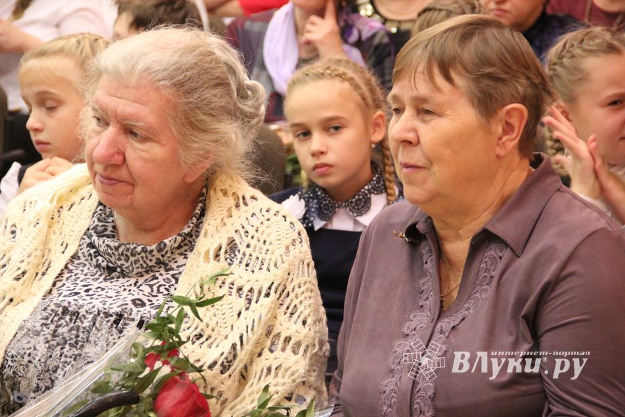 В Великих Луках ученики школы №13 поздравили своих педагогов (ФОТО)