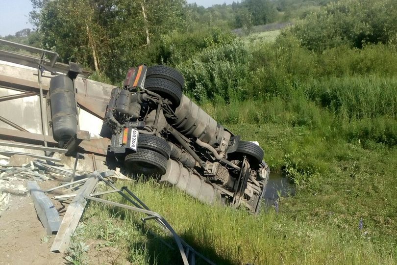 На трассе Рига-Москва произошло ДТП с участием автобуса и фуры (ФОТО)