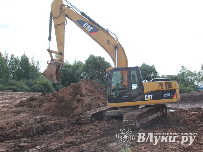  На месте строительства путепровода ведутся работы (фото)