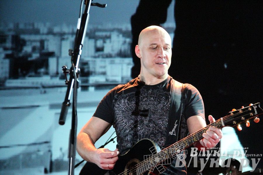 В Великих Луках состоялся концерт Дениса Майданова