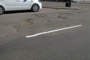 На дорогах Великих Луках появилась новая разметка, а новый асфальт — нет (ФОТО)