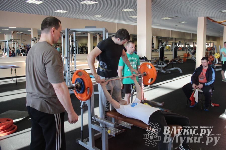 Соревнования по пауэрлифтингу прошли в Великих Луках (фото)
