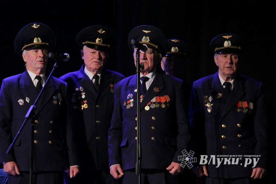 В Великих Луках играла гармонь (фото)