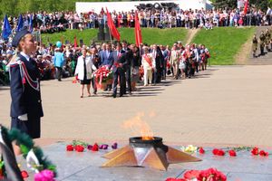 По центральному проспекту Великих Лук прошёл  «Бессмертный полк» (0+) (ФОТО)