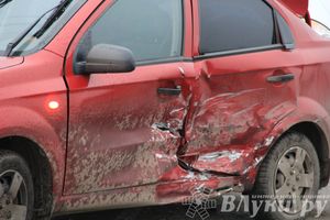 В Великих Луках столкнулись Лада и Шевроле (фото)