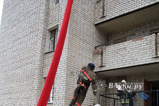 В Великих Луках прошли областные соревнования среди пожарных по спасению пострадавших