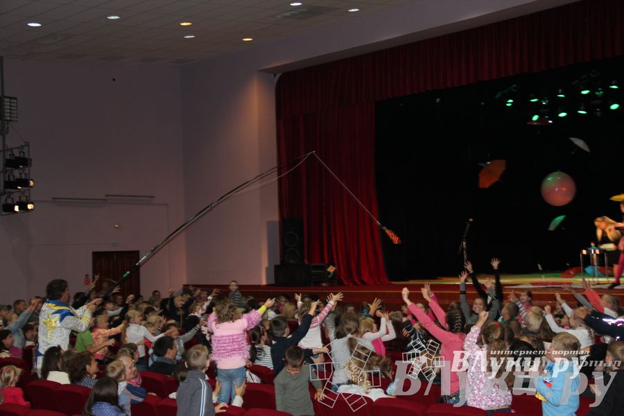 Шоу магических зонтиков и мыльных пузырей увидели юные великолучане