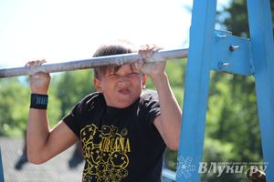 В Великих Луках состояли соревнования по подтягиванию на турнике (фото)