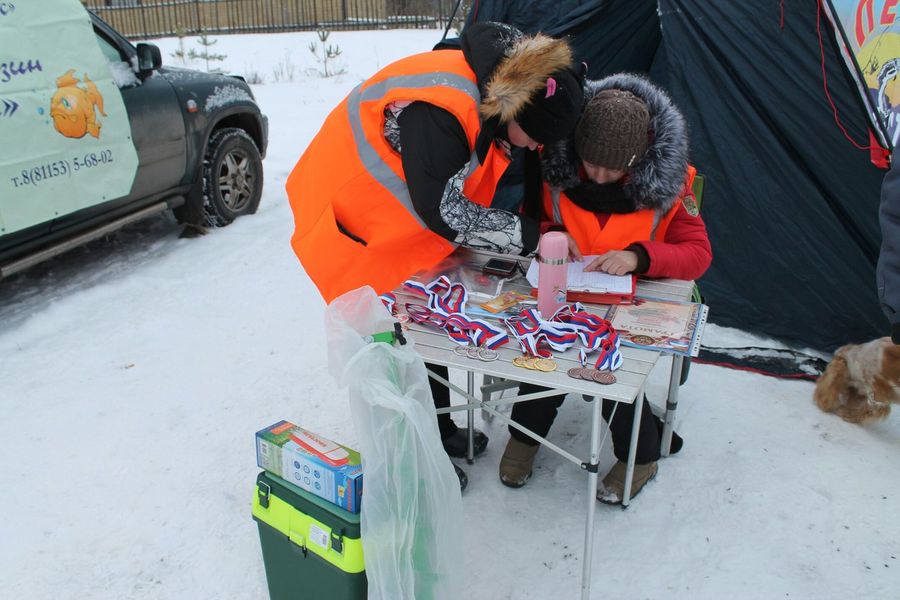 На Пореченском озере прошел Чемпионат города Великие Луки по ловле рыбы на блесну со льда (ФОТО)