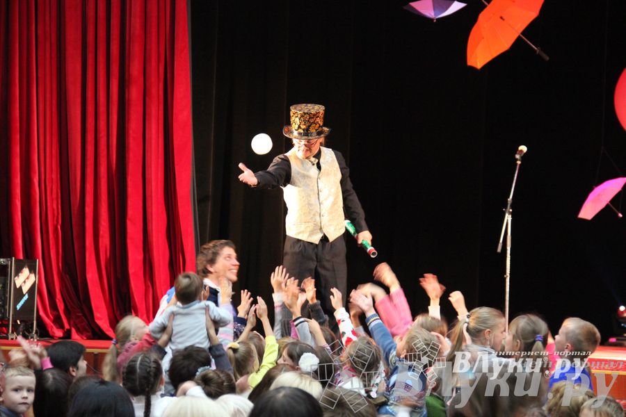 Шоу магических зонтиков и мыльных пузырей увидели юные великолучане