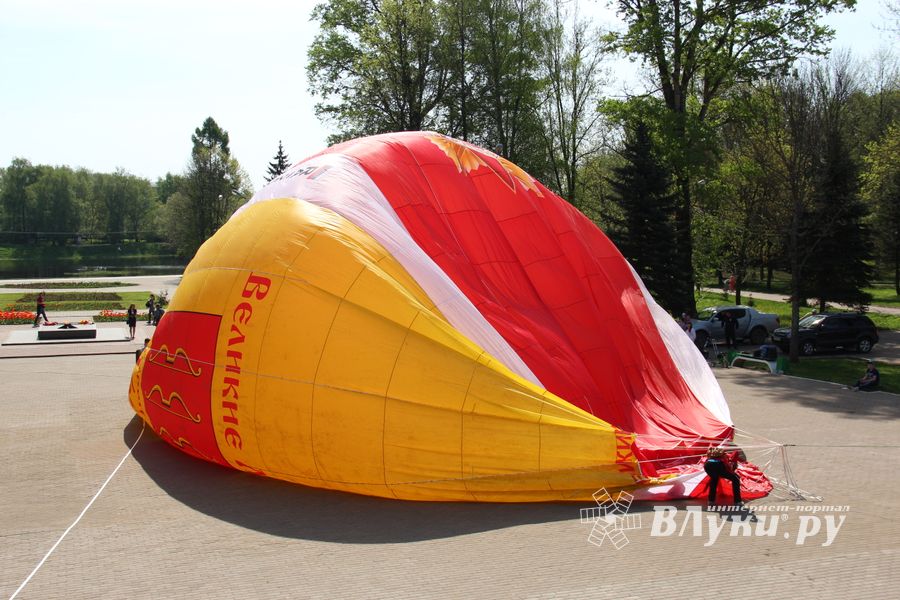Шар, посвященный 850-летию города, поднялся над Великими Луками (ФОТО)