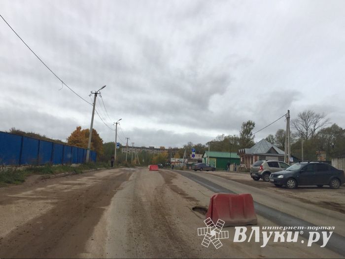 И в дождь, и в стужу бетон — на лужу (ФОТО)