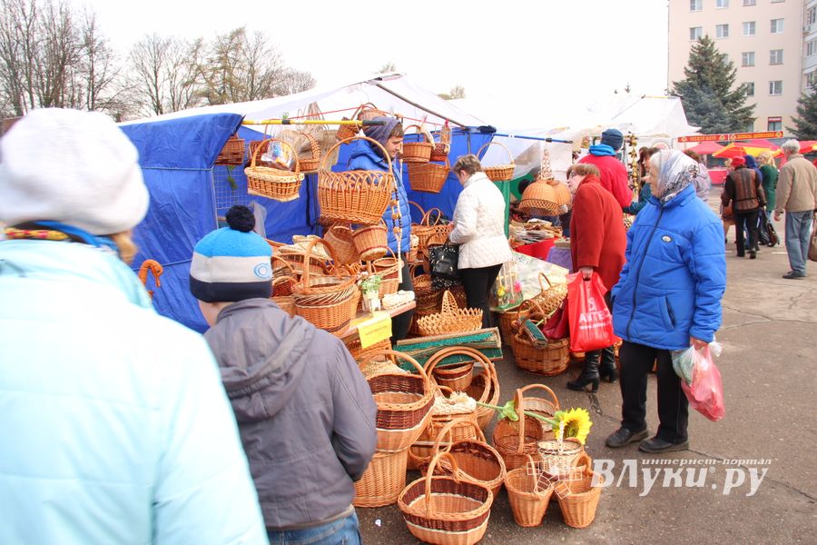 В Великих Луках проходит Весенняя ярмарка (ФОТО)