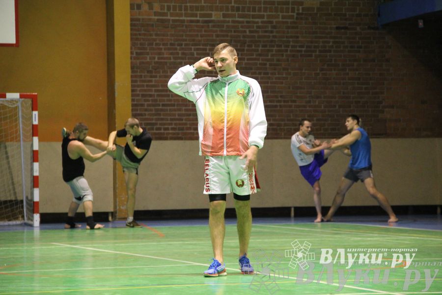 В Великих Луках прошел мастер-класс по кикбоксингу (фото)