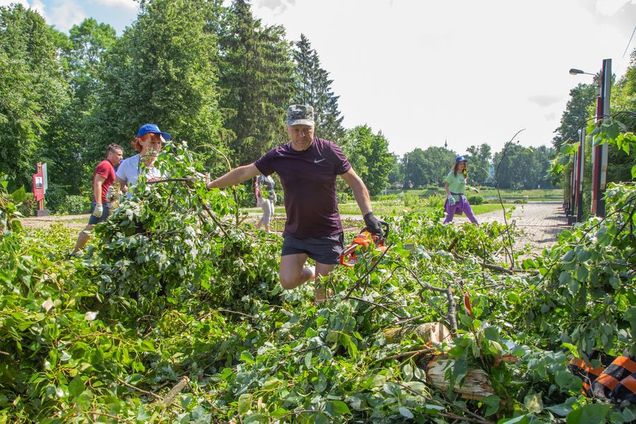 Небезразличные великолучане помогают убрать город после урагана (ФОТО)
