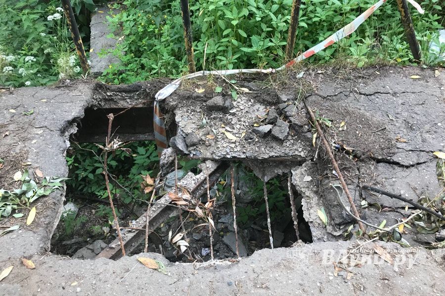 Великие Луки: Где-то строят, а где-то — рушится (ФОТО)