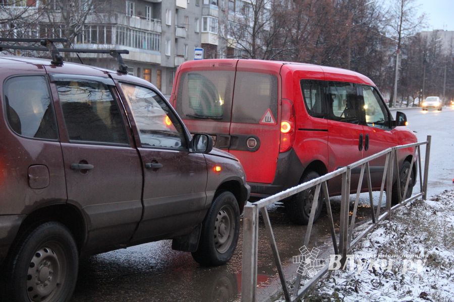 В Великих Луках по проспекту Гагарина произошло ДТП (фото)