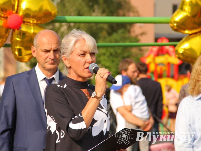 1 сентября в школах Великих Лук прошли Торжественные линейки (ФОТО)