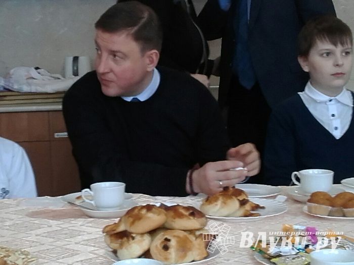 Андрей Турчак посетил школу №6 и угостился вкусными булочками (ФОТО)