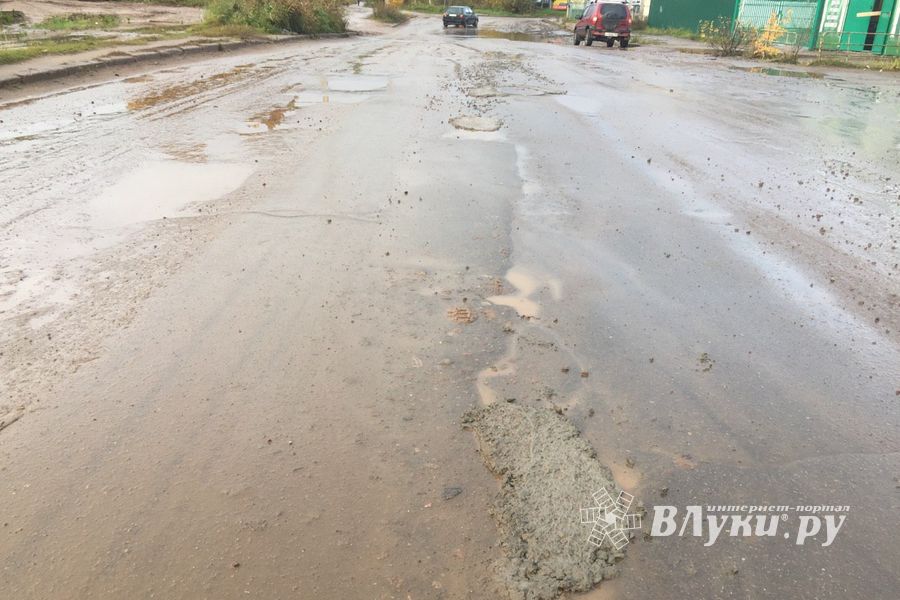 И в дождь, и в стужу бетон — на лужу (ФОТО)