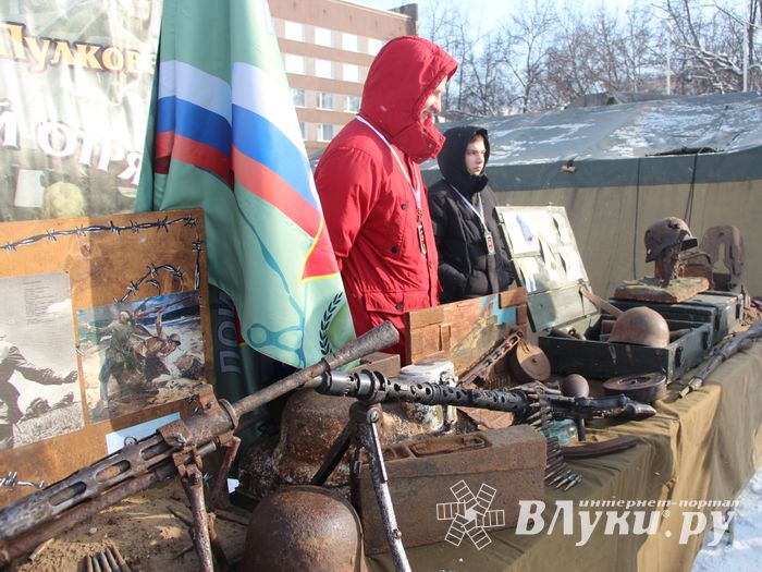 Великолучанам показывают армейскую технику и кормят кашей (6+) (ФОТО)