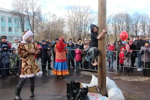 В Великих Луках широко отметили Масленицу (ФОТО)