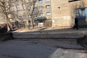 В Великих Луках для уборки перекрыли ул. Зверева (ФОТО)