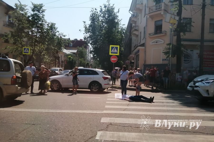 На центральном проспекте Великих Лук пострадали два человека (ФОТО)