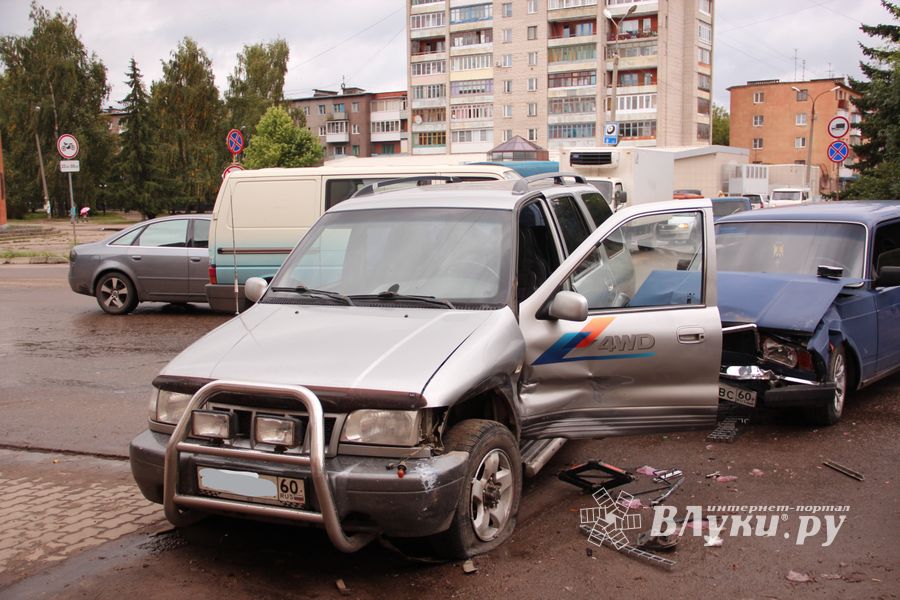 ДТП на проспекте Ленина в Великих Луках (ФОТО)