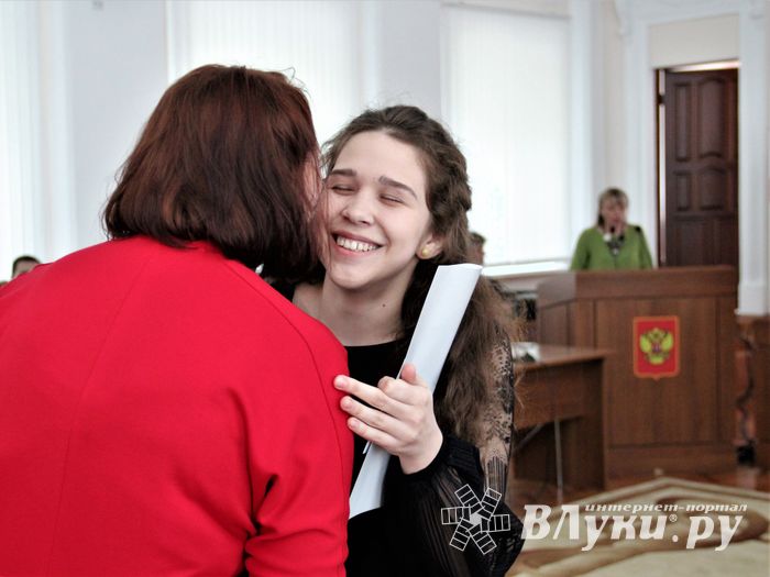 Лучших выпускников Великих Лук наградили «Золотыми парусами» (ФОТО)