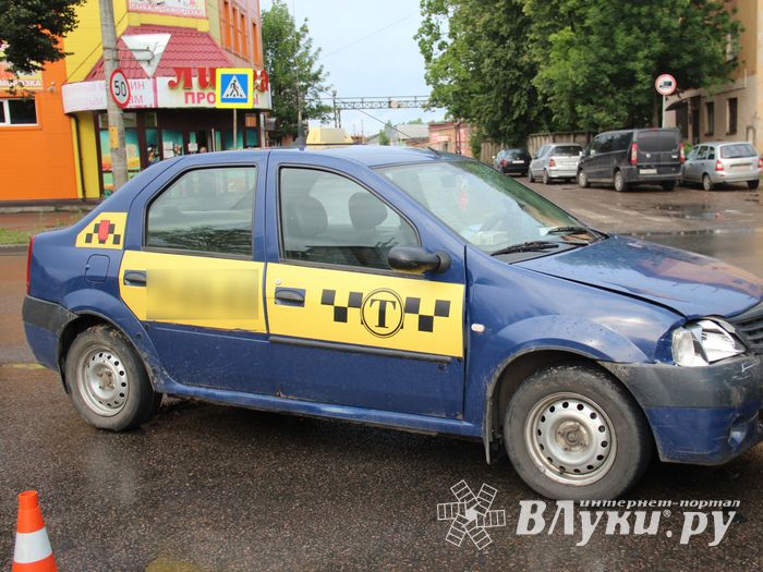 В Великих Луках, на проспекте Октябрьском, произошло ДТП (ФОТО)