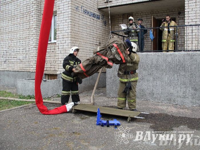 В Великих Луках прошли областные соревнования среди пожарных по спасению пострадавших