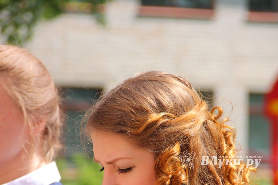 В Великих Луках прозвенели «последние» звонки (ФОТО)