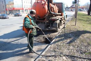 В Великих Луках прочищают «ливнёвку» (ФОТО)