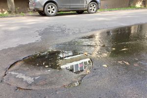 ФОТОФАКТ: на ул. К. Либнехта в Великих Луках неожиданный фонтан