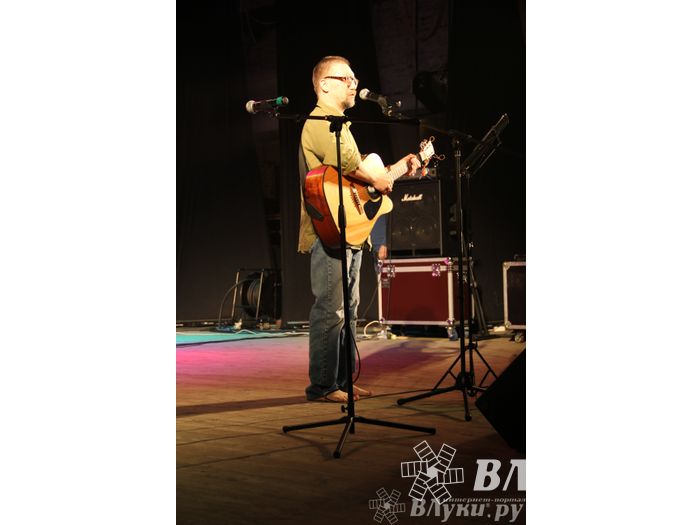 В Великих Луках прошел фестиваль живой музыки «Ставим на аватарках небо» (фото)