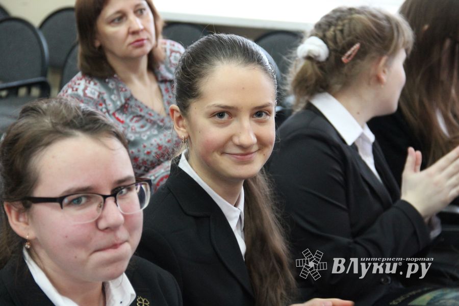 В Великих Луках наградили самых умных школьников 