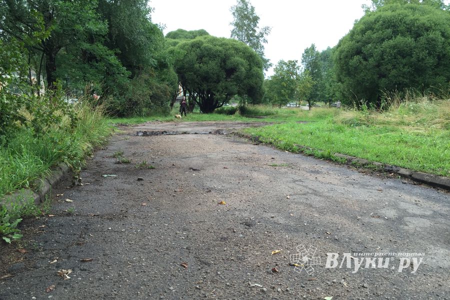 Сквер у автовокзала в Великих Луках обновился (ФОТО)