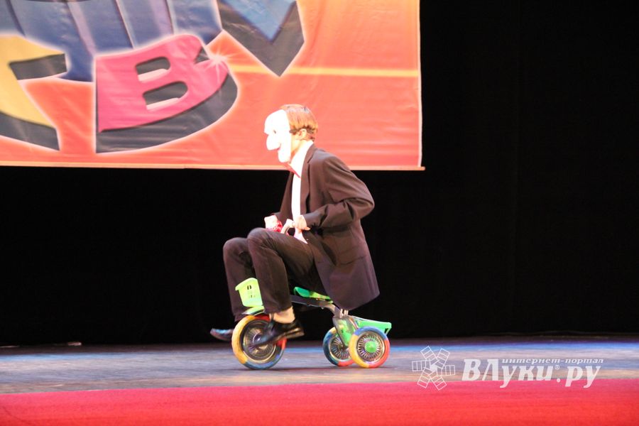 Осенняя игра КВН, посвященная 850-летию Великих Лук (фото)