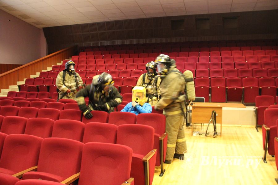 В Великих Луках «захватили заложников» (фото)